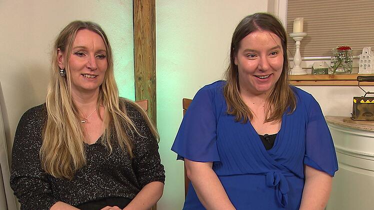 Jenny (l.) und Michelle sind nicht zufrieden mit Kevins Dinner: "Vor allem die Hauptspeise ist misslungen."