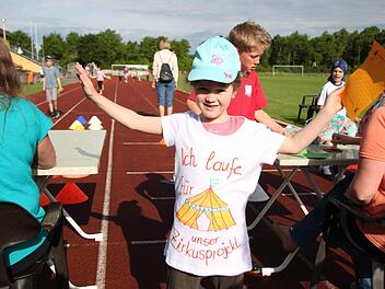 Nele zeigt stolz das T-Shirt, das ihre Mama eigens für den Lauf bemalt hat. Auf der Rückseite stehen die Sponsoren, der Opa zum Beispiel. Foto: Heike Beudert