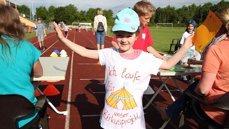 Nele zeigt stolz das T-Shirt, das ihre Mama eigens für den Lauf bemalt hat. Auf der Rückseite stehen die Sponsoren, der Opa zum Beispiel. Foto: Heike Beudert