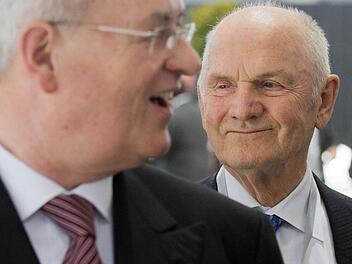 Statt sich um die Probleme ihrer Kunden zu kümmern, widmen sich VW-Vorstandsvorsitzender Martin Winterkorn (links) und Aufsichtsratsvorsitzender Ferdinand Piech lieber ihren Machtspielen. Foto: dpa Bildfunk