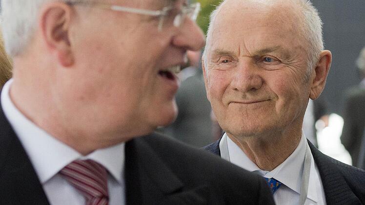 Statt sich um die Probleme ihrer Kunden zu kümmern, widmen sich VW-Vorstandsvorsitzender Martin Winterkorn (links) und Aufsichtsratsvorsitzender Ferdinand Piech lieber ihren Machtspielen. Foto: dpa Bildfunk