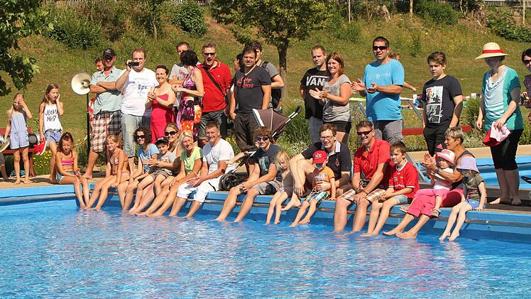 Viele Zuschauer bejubelten am Beckenrand die jüngsten Schwimmer. Foto: Günther Geiling