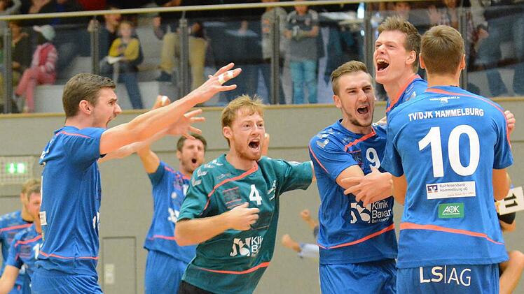Freude pur (von links) Henning Schulte, Aaron Dettmer, Aldin Dzafic feiern mit Oscar Benner und Kapit&auml;n Felix Bendikowski den mit Benners Ein-Mann-Block verwandelten Satzball zum zwischenzeitlichen 2:0 gegen Eltmann. Foto: ssp