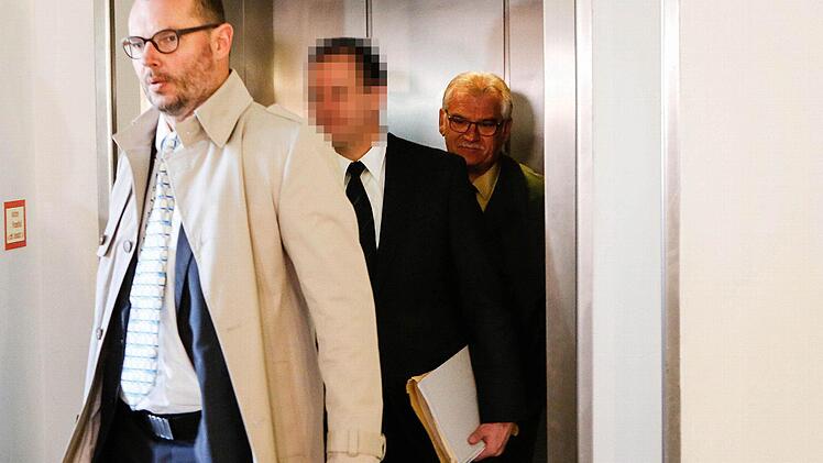 Heinz W. verlässt an einem der ersten Prozesstage hinter Rechtsanwalt Dieter Widmann einen Aufzug im Justizgebäude. Foto: Matthias Hoch