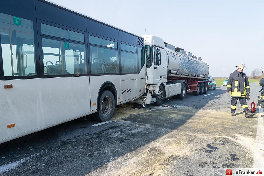 Bus kracht in stehenden Muelllaster - Tanklaster faehrt auf