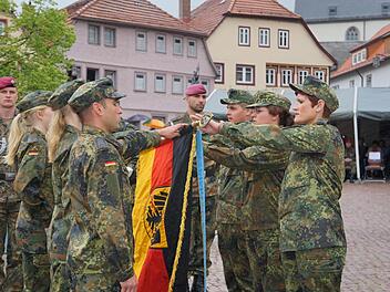 Soldatinnen und Soldaten legten das Feierliche Gelöbnis mit der Hand auf der Truppenfahne ab. Foto: Marion Eckert