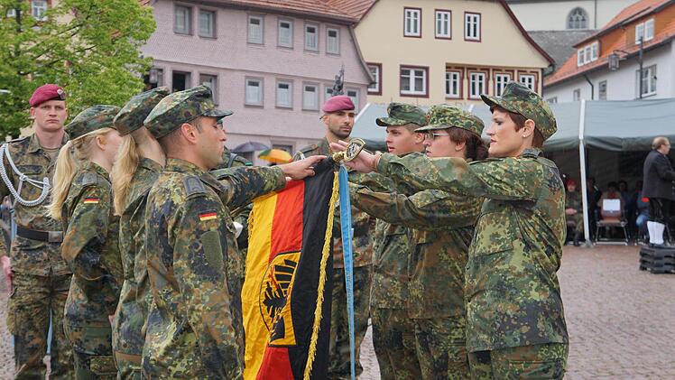 Soldatinnen und Soldaten legten das Feierliche Gelöbnis mit der Hand auf der Truppenfahne ab. Foto: Marion Eckert