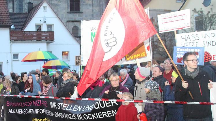 Mit Transparenten und Trillerpfeifen demonstrierten 200 AfD-Gegner friedlich vor dem Neudrossenfelder Bräuwerck. Foto: Stephan Tiroch