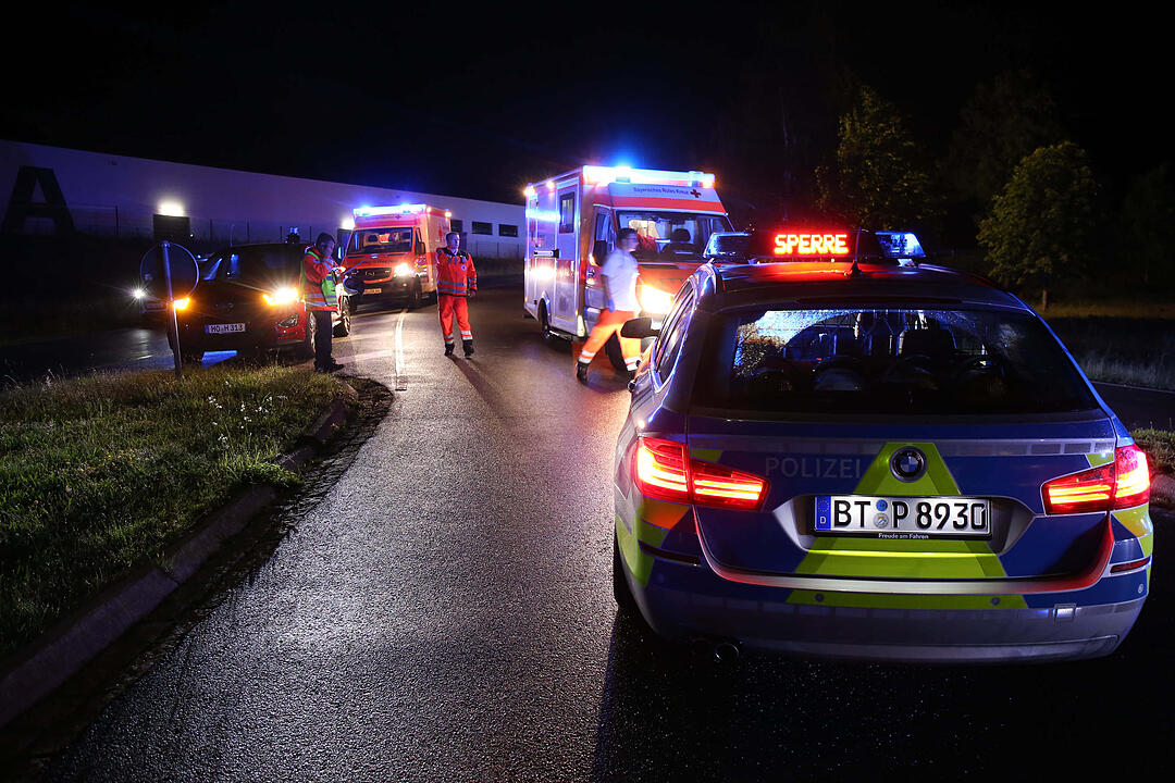 Auto kommt bei Hof von B15 ab