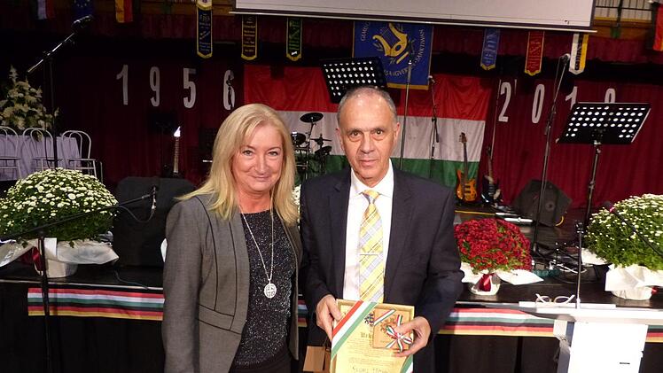 Gyöngyi P. Revay zeichnete Franz Uome in Würdigung seiner Verdienste um die Partnerschaft mit der  Ehrenmedaille aus. Foto: Klaus-Peter Wulf