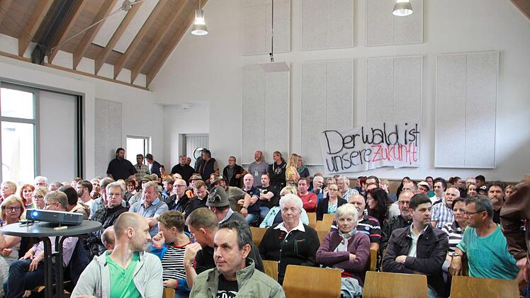 Vor sechs Jahren haben Gemeinde und Betreiber-Firma einen Vertrag ausgehandelt. Nachdem im Dezember 2016 die ersten drei Anlagen auf Oerlenbacher Grund ans Netz gingen, will die Energieallianz Bayern jetzt den zweiten und letzten Bauabschnitt vorantreiben und zwei weitere Windräder bauen. Ende 2020 sollen sie sich drehen. Das schmeckt nicht jedem in Eltingshausen. Fotos: Carmen Schmitt