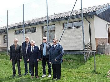 Stolz auf die Sportanlage des 1. FC Pressig sind (von links) Manfred Müller (Vorsitzender seit 2013) und seine Vorgänger im Amt, die Ehrenvorsitzenden Hans-Jürgen Nickel (2000 bis 2011), Klaus Scholz (1966 bis 1979) und Ottmar Gerber (1981 bis 2000) sowie Schriftführer und Chronist Siegfried Jungkunz.