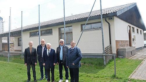 Stolz auf die Sportanlage des 1. FC Pressig sind (von links) Manfred Müller (Vorsitzender seit 2013) und seine Vorgänger im Amt, die Ehrenvorsitzenden Hans-Jürgen Nickel (2000 bis 2011), Klaus Scholz (1966 bis 1979) und Ottmar Gerber (1981 bis 2000) sowie Schriftführer und Chronist Siegfried Jungkunz.