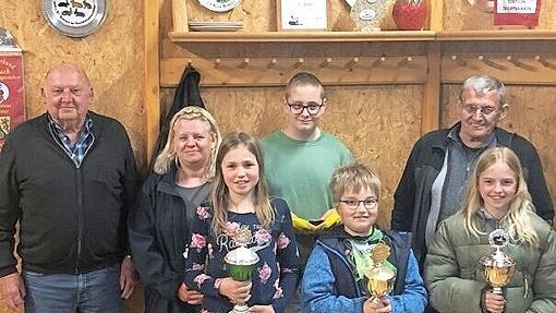 Die Züchter aus Fischbach ehrten ihre Meister (von links): Ehrenvorsitzender Günther Schmidt, Bianka Grosser, Nicole Fehn, Lukas Grosser, Benedikt Mannser, Helmut Hanff und Katharina Mannser.