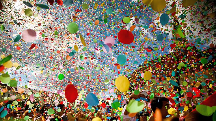 Konfetti fällt während eines Festivals oder Karneval oder Fasching in der Stadt