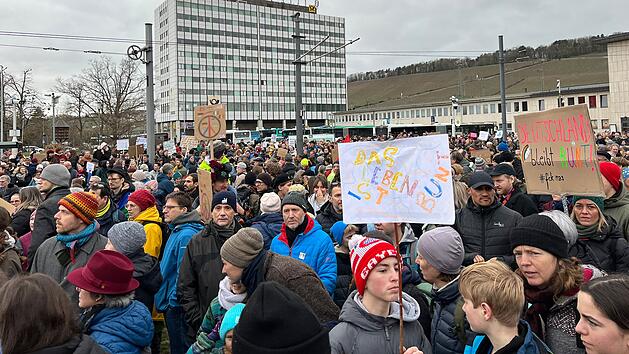 Demonstration in W&uuml;rzburg: Etwa 5000 Teilnehmer protestieren gegen Rechts