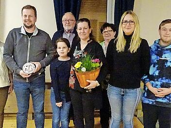 Die Familie Steinlein (Zweiter bis Vierte von links vorne) wurde als Preisträger des Einzelhaus-Wettbewerbs durch Bürgermeisterin Doris Leithner-Bisani (links) und Vorsitzenden Klaus Peter Kugler (rechts) ausgezeichnet.