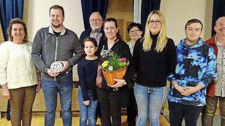 Die Familie Steinlein (Zweiter bis Vierte von links vorne) wurde als Preisträger des Einzelhaus-Wettbewerbs durch Bürgermeisterin Doris Leithner-Bisani (links) und Vorsitzenden Klaus Peter Kugler (rechts) ausgezeichnet.
