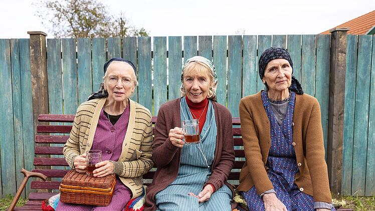 Die "Kopftuchmafia", bestehend aus den Rentnerinnen Resl Grandits (Erika Mottl, links), Baba Sifkovits (Erika Deutinger, Mitte) und Hilda Resetarits (Linde Prelog), wei&szlig; immer Bescheid, was im Dorf passiert.