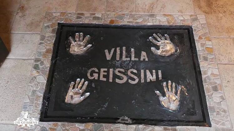 Die Geissens haben sich in einer Bodenplatte im Eingangsbereich ihrer Villa verewigt.