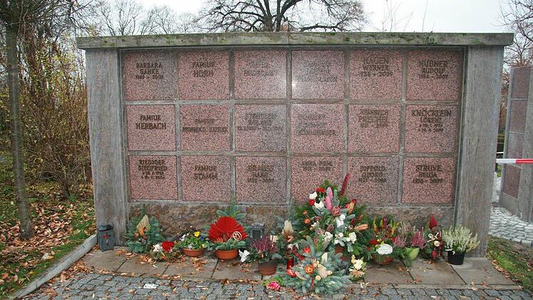 Urnenwand im Friedhof.