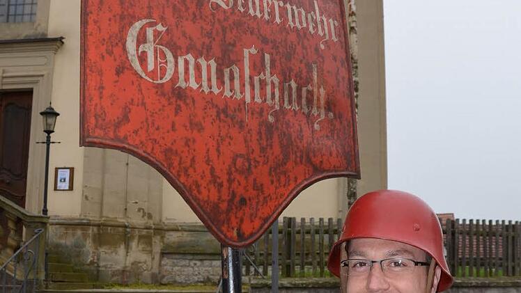 Den Festzug führte Schriftführer Benjamin Theile in historischer Uniform und mit Blechschild an.