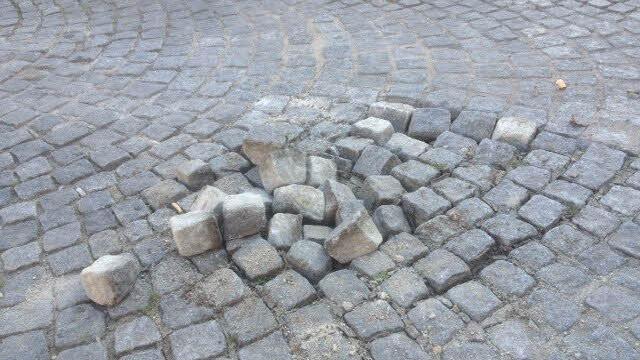 Offenes Pflaster auf dem Maxplatz, zwischenzeitlich wieder beseitigt.