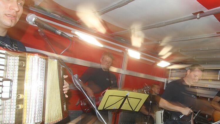 Die hauseigene Feuerwehrband sorgte für Stimmung.