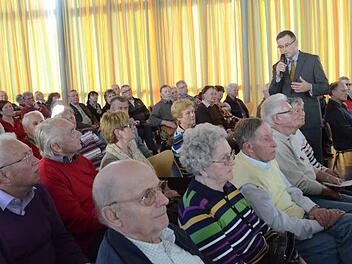 Chefarzt Dr. Helge Simon (stehend) nahm sich viel Zeit für den Dialog mit den Besuchern beim 14. Herztag in der Helios Frankenwaldklinik. Foto: Karl-Heinz Hofmann