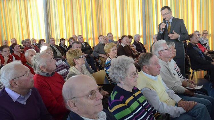 Chefarzt Dr. Helge Simon (stehend) nahm sich viel Zeit für den Dialog mit den Besuchern beim 14. Herztag in der Helios Frankenwaldklinik. Foto: Karl-Heinz Hofmann