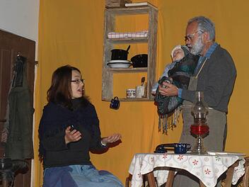 Eine Mutter mit Kind (Katrin und Anna Keßler) kommt zu Schuster Martin (Thomas Stahl)  Foto: Stefan Geiger