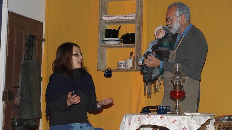 Eine Mutter mit Kind (Katrin und Anna Keßler) kommt zu Schuster Martin (Thomas Stahl)  Foto: Stefan Geiger