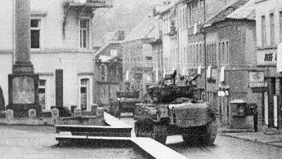 5. April 1945: Der erste amerikanische Panzer fährt auf den Marktplatz in Bad Brückenau. Foto: Archiv Kalmund