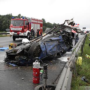 Maserati ueberschlaegt sich auf der A9 - Fahrer schwer verletzt