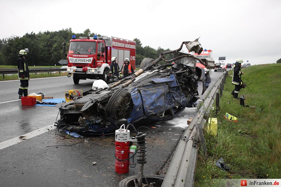 Maserati ueberschlaegt sich auf der A9 - Fahrer schwer verletzt