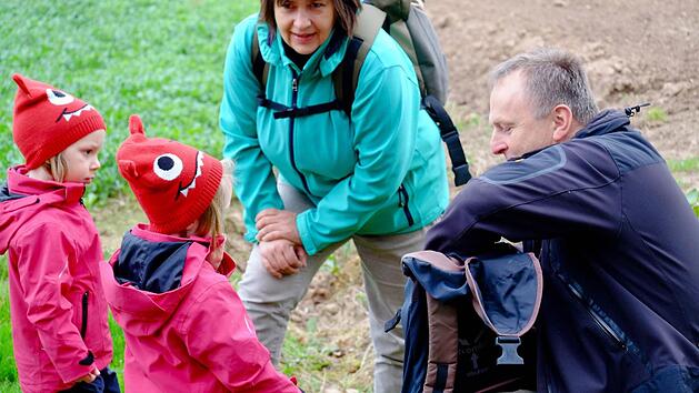 Es gab f&uuml;r den ersten Entdecker der Grenzsteine nach alter Tradition eine M&uuml;nze aus dem mitgebrachten Sack zur Belohnung. Foto: Gerd Schaar