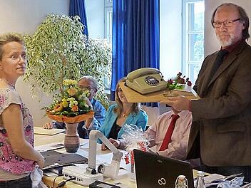 Wolfgang Borchert bekommt zum Abschied ein Geschenk - ein altes Telefon - überreicht. Foto: Pauline Lindner