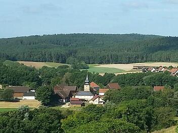 Die Bewohner des idyllisch gelegenen Mainleuser Ortsteils Motschenbach wurden am Dienstagmorgen durch einen Polizei- und Feuerwehreinsatz aufgeschreckt. Ein 74-jähriger Mann hatte angekündigt, sein Wohnhaus anzuzünden. Foto: Peter Müller