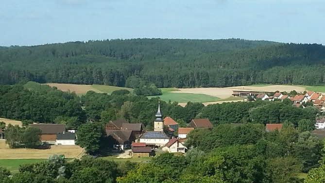 Die Bewohner des idyllisch gelegenen Mainleuser Ortsteils Motschenbach wurden am Dienstagmorgen durch einen Polizei- und Feuerwehreinsatz aufgeschreckt. Ein 74-jähriger Mann hatte angekündigt, sein Wohnhaus anzuzünden. Foto: Peter Müller