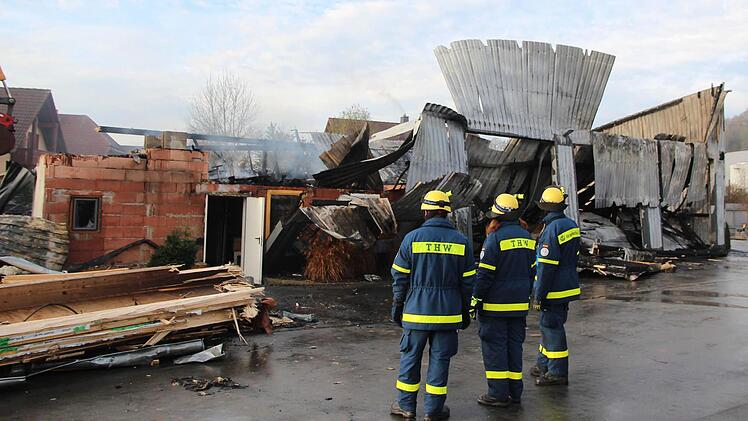 Die Lagerhalle einer Gärtnerei in Altenkunstadt (Kreis Lichtenfels) hat in der Nacht zum Mittwoch gebrannt. Wegen Einsturzgefahr musste die Halle abgerissen werden. Foto: News5/Merzbach