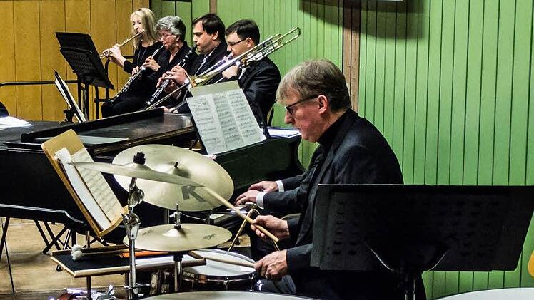Reichlich Applaus verdiente sich der Musizierkreis Neustadt unter Leitung von Norbert Luche bei seinem Neujahrskonzert.Foto: Jochen Berger