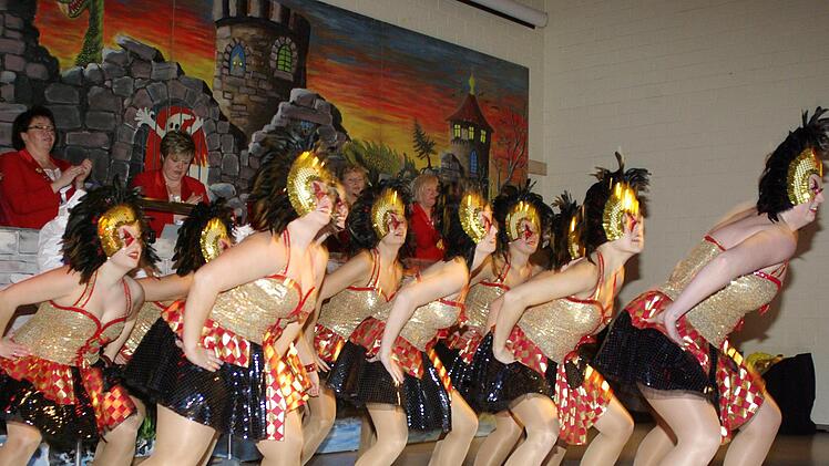 Mit "Carneval all over the world" lag die Showtanz-Garde "Wilde 14" richtig. Foto: Winfried Ehling
