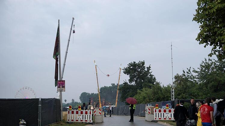 Das Festivalgelände wurde durch den Regen zusehends aufgeweicht, aber gefeiert wurde trotzdem. Foto: Richard Sänger