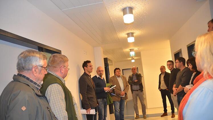 Diplom Ingenieur Alexander Hempfling (Vierter von links) vom Ingenieurbüro 3 D Detsch, Kronach, informiert die Mitglieder des Bau- und Umweltausschusses des Marktes Pressig über den Fortgang der Sanierung im Erdgeschoss des Rathauses. Mit im Bild Zweiter Bürgermeister und Sitzungsleiter Wolfgang Förtsch (Fünfter von links) K.- H. Hofmann