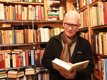 Hartmut Hessel liest im Buch "Schicksal, Schatz und Scharlatane" von Günter Endriß. War der Roman, dessen Handlung in Münnerstadt spielt,  lange Zeit nicht zu haben, so hat Hartmut Hessel nun zwei Kisten bekommen. Die eingeschweißten Bücher gibt es in seinem Antiquariat "Schätze und Co."Thomas Malz