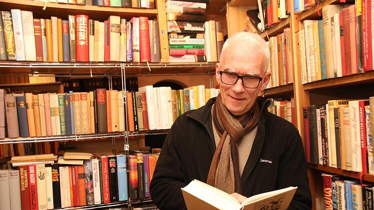 Hartmut Hessel liest im Buch "Schicksal, Schatz und Scharlatane" von Günter Endriß. War der Roman, dessen Handlung in Münnerstadt spielt,  lange Zeit nicht zu haben, so hat Hartmut Hessel nun zwei Kisten bekommen. Die eingeschweißten Bücher gibt es in seinem Antiquariat "Schätze und Co."Thomas Malz