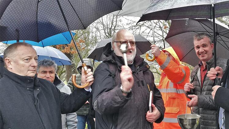 Dekan Stephan Hartmann (Mitte) segnete gemeinsam mit seinem evangelischen Kollegen Marcus Döbert im Beisein von Landrat Thomas Bold (links) und Bürgermeister Andreas Sandwall (rechts) die neue Fußgänger- und Radlerbrücke über die Saale. Foto: Sigismund von Dobschütz