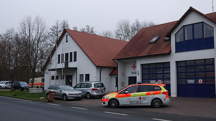 Das Rot-Kreuz-Haus in Hofheim (links neben der Rettungswache) wird in den kommenden Wochen zu einem Corona-Impfzentrum umfunktioniert. Foto: Rebecca Vogt
