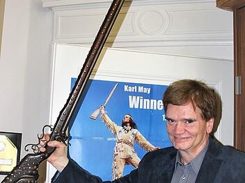 Ähnlichkeit mit dem Winnetou-Plakat - nicht rein zufällig. Bernhard Schmid besitzt unter anderem eine Nachbildung der legendären Silberbüchse. Diana Fuchs