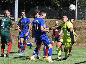 Der Dosenöffner: Im Spiel gegen die SG Heidenfeld trifft Jan Krettek (Bildmitte) per Kopf zum 1:0. Ein frühes Tor würde den 06ern auch im Spiel gegen Ettleben helfen, um im dritten Saisonspiel ungeschlagen zu bleiben. Foto: Hopf